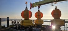 De 3 locaties waar de meetframes op de zeebodem staan, zijn voor scheepvaart en visserij aangegeven met boeien